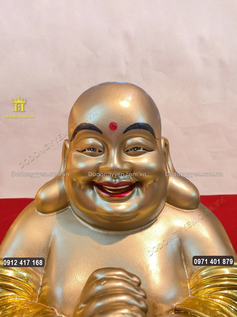 Gương mặt tr&ograve;n đầy ph&uacute;c hậu, nụ cười tươi hoan hỷ của Ng&agrave;i được chạm khắc sắc n&eacute;t